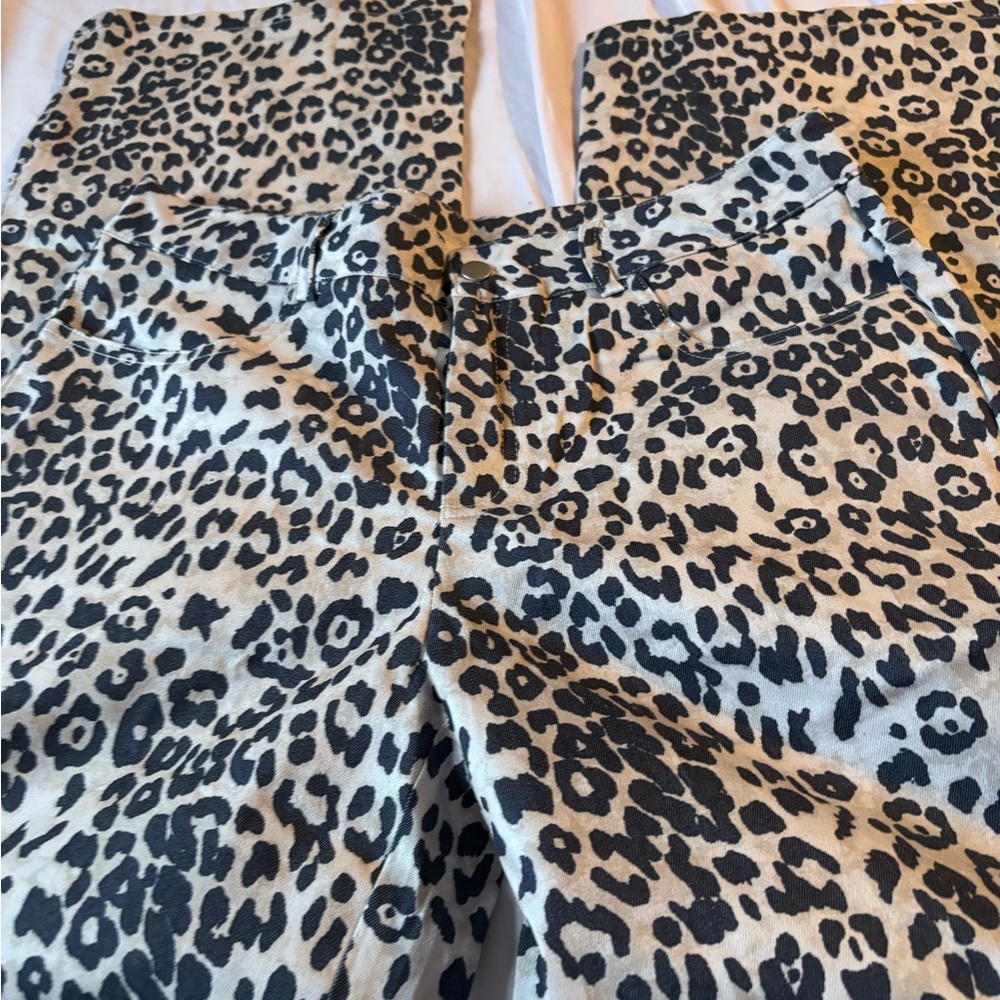 2/25$🍓⭐️ Leopard Print Pants